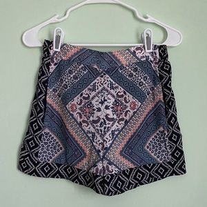 Xhilaration Pattern Fabric Shorts Size Small